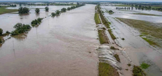 alt="Vista aérea de campos anegados y dique de contención fluvial para ilustrar las medidas de prevención de inundaciones por El Niño en Entre Ríos"