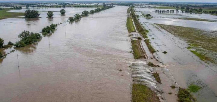 alt="Vista aérea de campos anegados y dique de contención fluvial para ilustrar las medidas de prevención de inundaciones por El Niño en Entre Ríos"