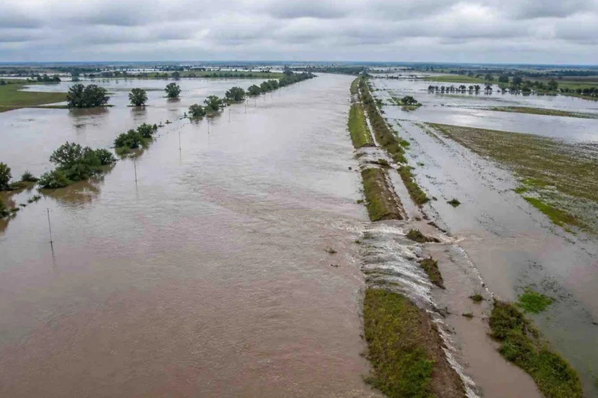 alt="Vista aérea de campos anegados y dique de contención fluvial para ilustrar las medidas de prevención de inundaciones por El Niño en Entre Ríos"