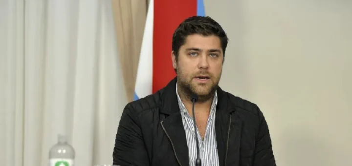 alt="Pedro Gebhart, exfuncionario provincial de Entre Ríos, durante una rueda de prensa, imputado confeso en la causa Jóvenes Emprendedores"