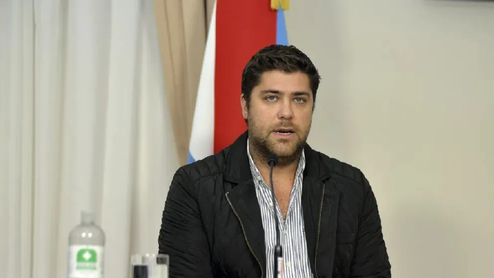 alt="Pedro Gebhart, exfuncionario provincial de Entre Ríos, durante una rueda de prensa, imputado confeso en la causa Jóvenes Emprendedores"