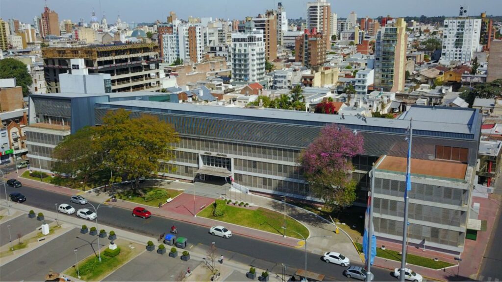 alt="Vista de la fachada del Palacio de Justicia en Paraná, sede donde se tramita la causa Jóvenes Emprendedores"
