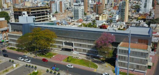 alt="Vista aérea de la fachada del Palacio de Tribunales de Paraná, Entre Ríos, en relación con las estadísticas de femicidios en Argentina 2025"