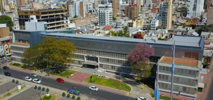 alt="Vista aérea de la fachada del Palacio de Tribunales de Paraná, Entre Ríos, en relación con las estadísticas de femicidios en Argentina 2025"