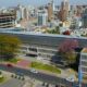 alt="Vista aérea de la fachada del Palacio de Tribunales de Paraná, Entre Ríos, en relación con las estadísticas de femicidios en Argentina 2025"