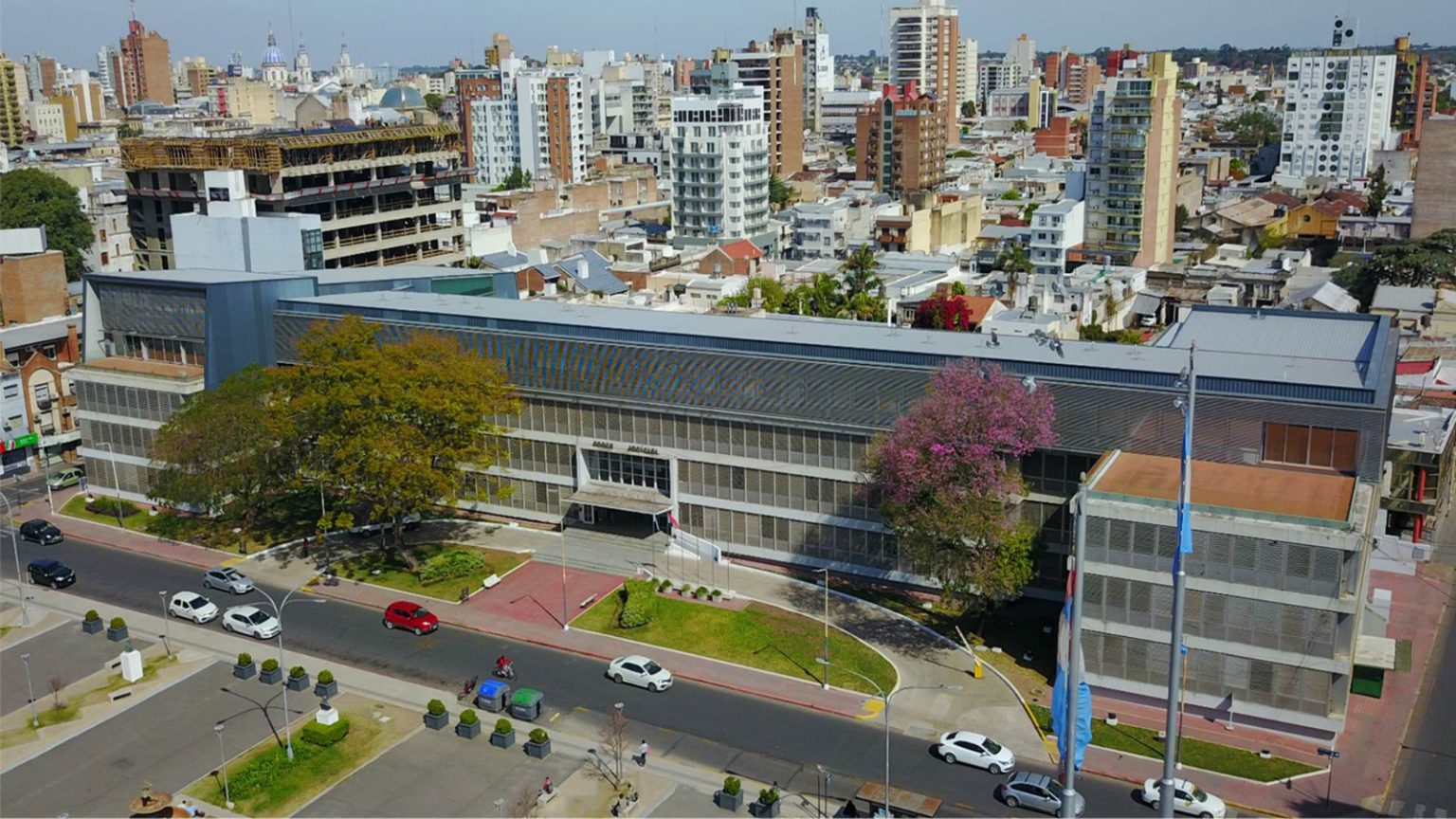 alt="Vista aérea de la fachada del Palacio de Tribunales de Paraná, Entre Ríos, en relación con las estadísticas de femicidios en Argentina 2025"