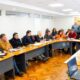 alt="Legisladores en mesa de comisiones conjuntas del Senado provincial debatiendo la reforma previsional en Entre Ríos junto a funcionarios"