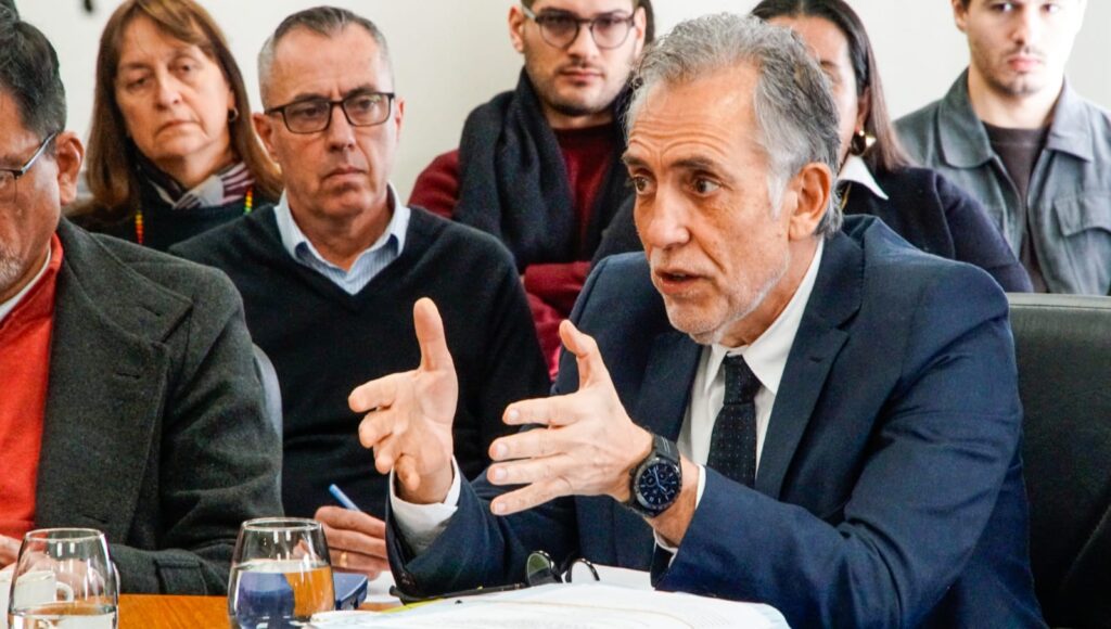 alt="El Fiscal de Estado entrerriano, Julio Rodríguez Signes, gesticula al explicar detalles constitucionales de la reforma previsional en Entre Ríos"
