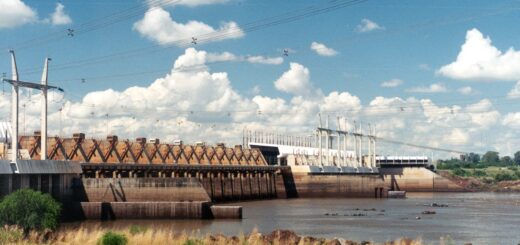 alt="Represa binacional de Salto Grande bajo un cielo parcialmente nublado, operando frente al comportamiento del nivel del río Uruguay"