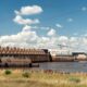 alt="Represa binacional de Salto Grande bajo un cielo parcialmente nublado, operando frente al comportamiento del nivel del río Uruguay"