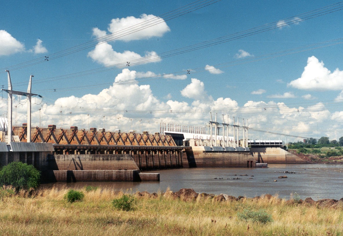 alt="Represa binacional de Salto Grande bajo un cielo parcialmente nublado, operando frente al comportamiento del nivel del río Uruguay"