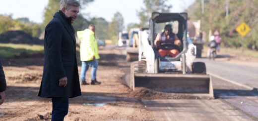 alt="El gobernador entrerriano observa maquinaria pesada trabajando en el asfalto durante las obras en rutas 4 y 22"