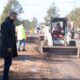 alt="El gobernador entrerriano observa maquinaria pesada trabajando en el asfalto durante las obras en rutas 4 y 22"