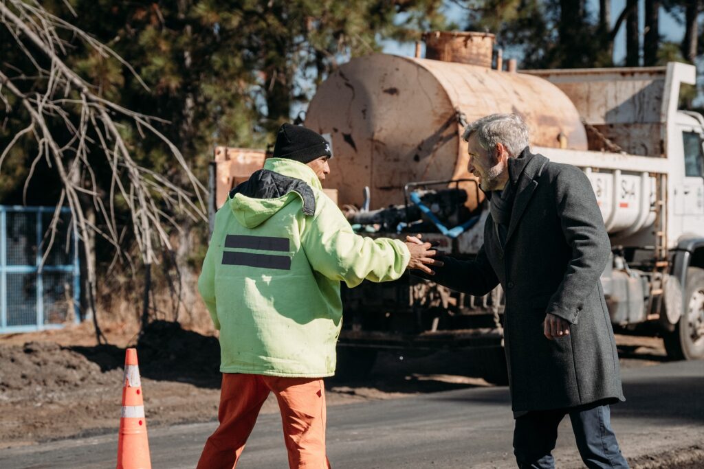 alt="Rogelio Frigerio saluda con la mano a un operario en el frente de obras en rutas 4 y 22 en Entre Ríos"