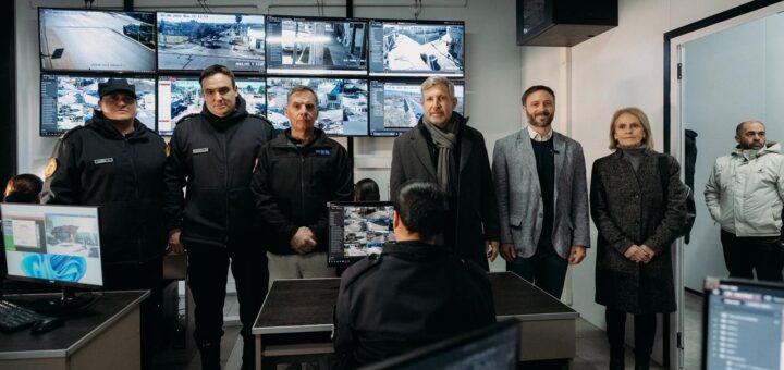 alt="Rogelio Frigerio y Francisco Azcué en la inauguración del centro de monitoreo en Concordia junto a efectivos de la policía provincial"