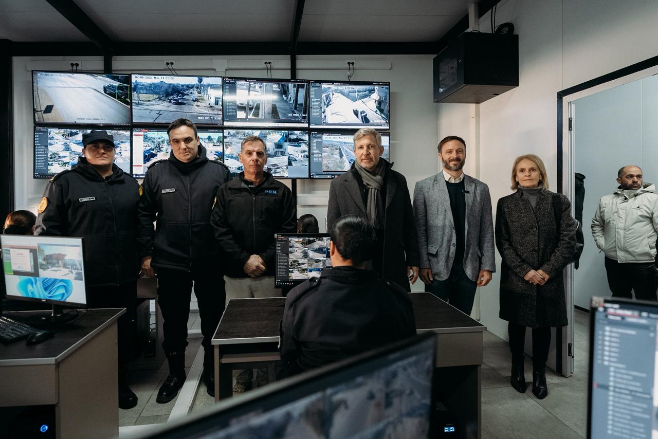 alt="Rogelio Frigerio y Francisco Azcué en la inauguración del centro de monitoreo en Concordia junto a efectivos de la policía provincial"