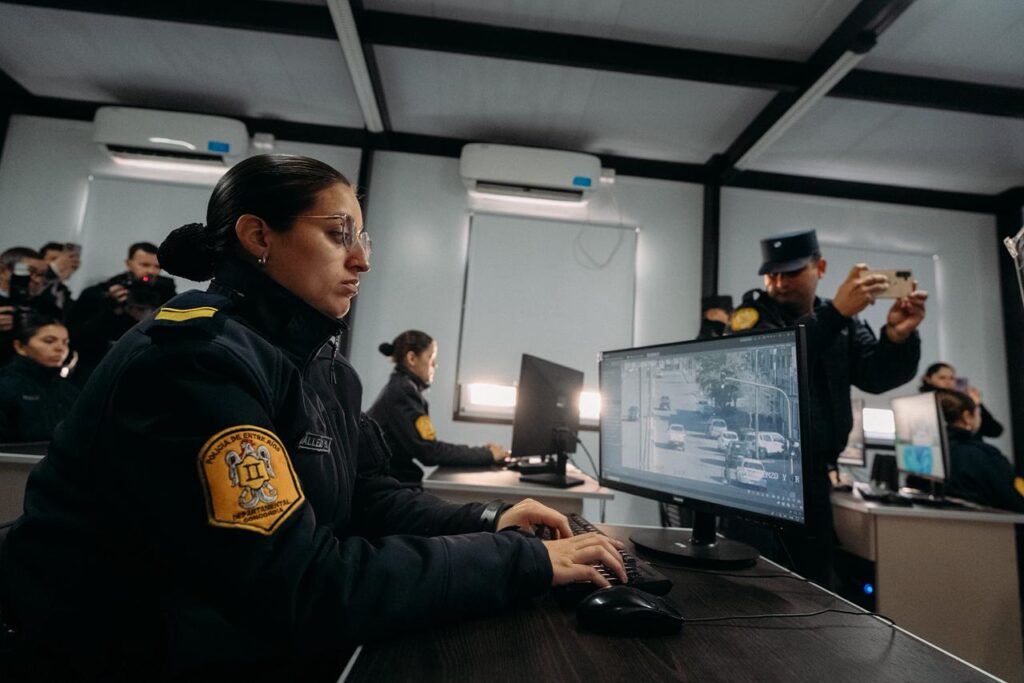 alt="Agente policial operando el sistema informático en el centro de monitoreo en Concordia"