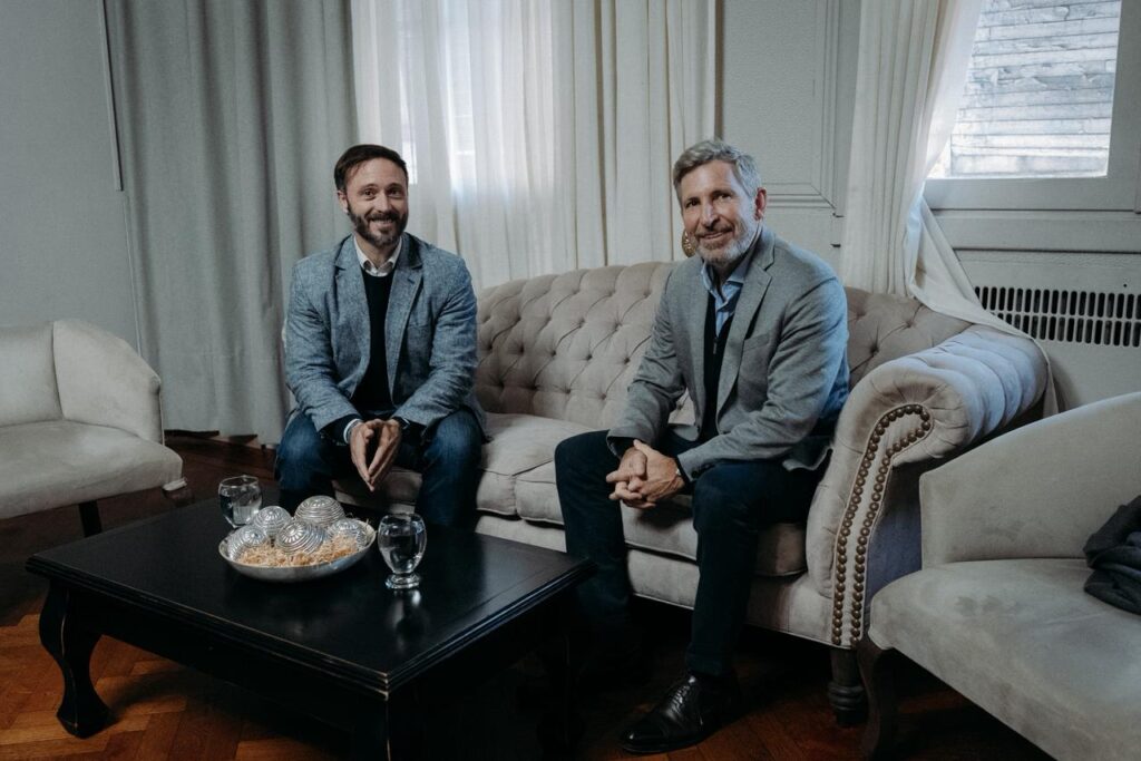 alt="Reunión de trabajo entre Rogelio Frigerio y Francisco Azcué previa a la recorrida por el centro de monitoreo en Concordia"