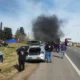 alt="Manifestantes congregados al costado de la ruta con quema de neumáticos y humo denso en el marco de la protesta en la Autovía 14"