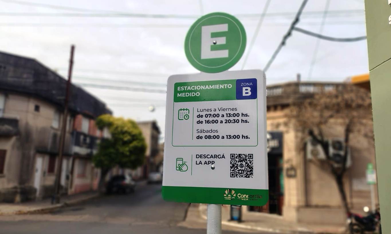 alt="Señal de estacionamiento medido en Concordia con los horarios de la Zona B durante el día"