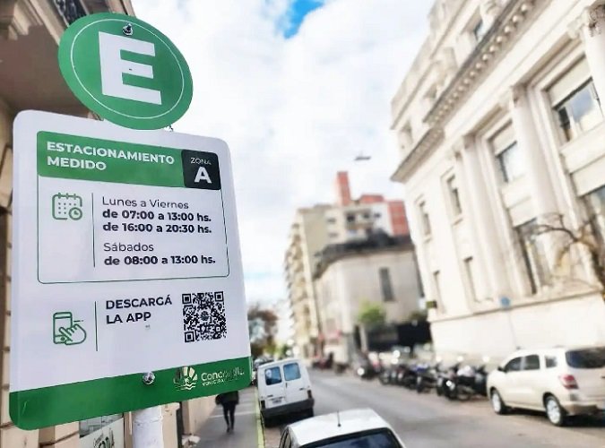 alt="Calle céntrica perteneciente a la zona A del estacionamiento medido en Concordia, sin cobro por el fin de semana largo"
