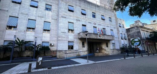alt="Vista exterior del edificio de la Municipalidad de Concordia, donde ejercerá sus funciones Patricia Rodríguez en Concordia"
