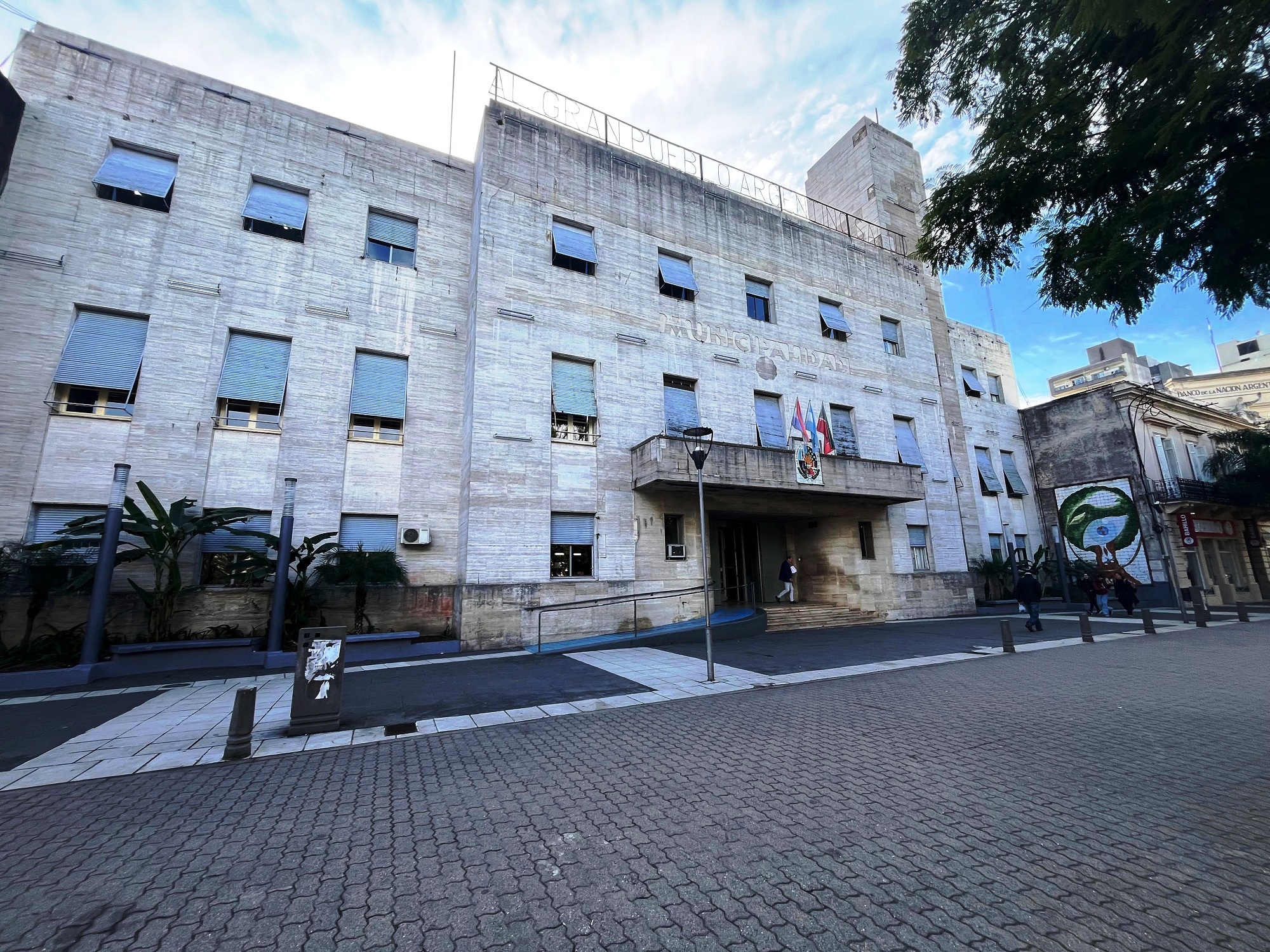 alt="Vista exterior del edificio de la Municipalidad de Concordia, donde ejercerá sus funciones Patricia Rodríguez en Concordia"