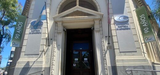 alt="Imagen de la fachada exterior cerrada de la cooperativa eléctrica de concordia en un día de julio"