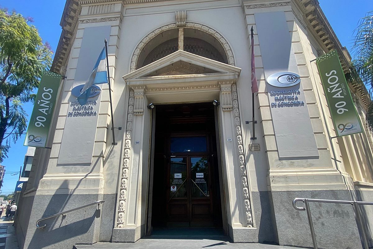 alt="Imagen de la fachada exterior cerrada de la cooperativa eléctrica de concordia en un día de julio"