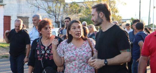 alt="el intendente Francisco Azcué dialoga con dos vecinas de Concordia durante una recorrida por los barrios. Detrás de ellos se observa a gente participando de la caminata del presidente municipal"