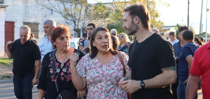 alt="el intendente Francisco Azcué dialoga con dos vecinas de Concordia durante una recorrida por los barrios. Detrás de ellos se observa a gente participando de la caminata del presidente municipal"