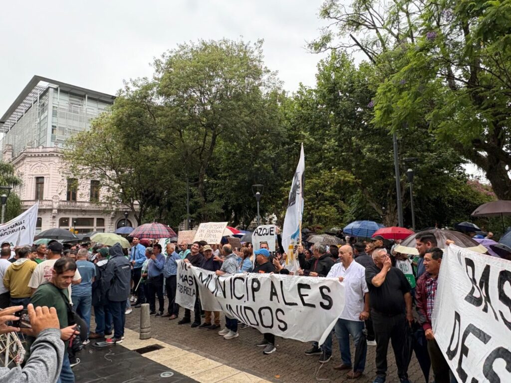 alt="manifestantes en la plaza 25 de Mayo frente a la Municipalidad de Concordia exhibiendo carteles contra la no renovación de contratos municipales a inicios de 2026"