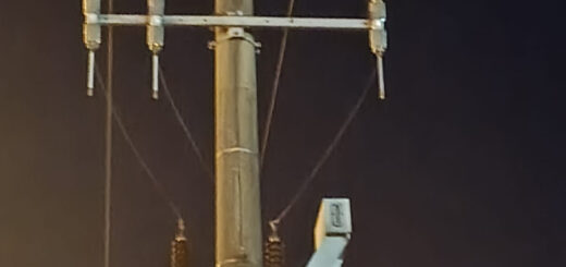 alt="Vista nocturna de un poste de media tensión y un transformador, vinculado al corte de luz en Concordia"