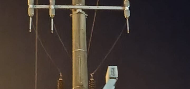 alt="Vista nocturna de un poste de media tensión y un transformador, vinculado al corte de luz en Concordia"