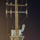 alt="Vista nocturna de un poste de media tensión y un transformador, vinculado al corte de luz en Concordia"