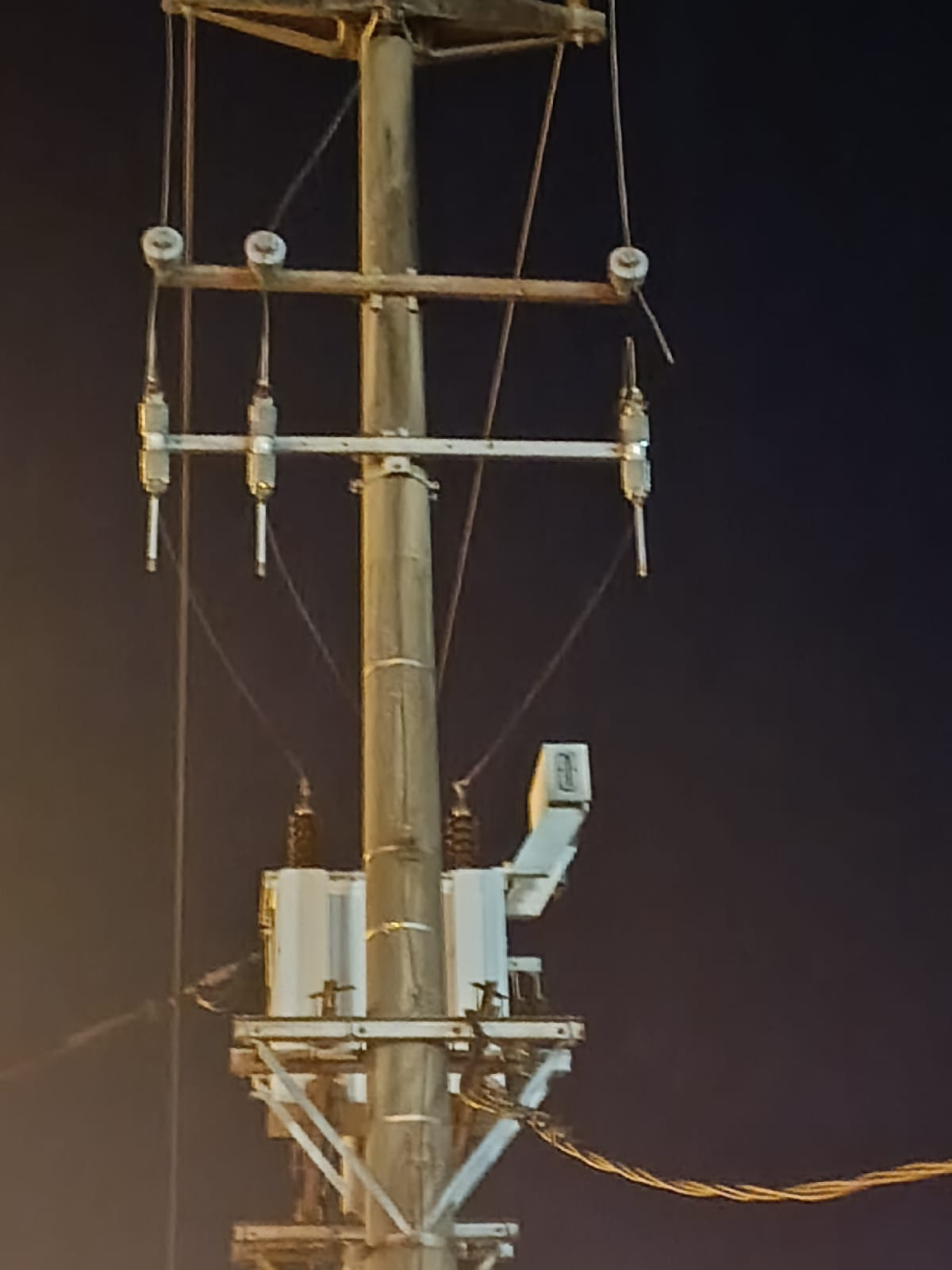 alt="Vista nocturna de un poste de media tensión y un transformador, vinculado al corte de luz en Concordia"