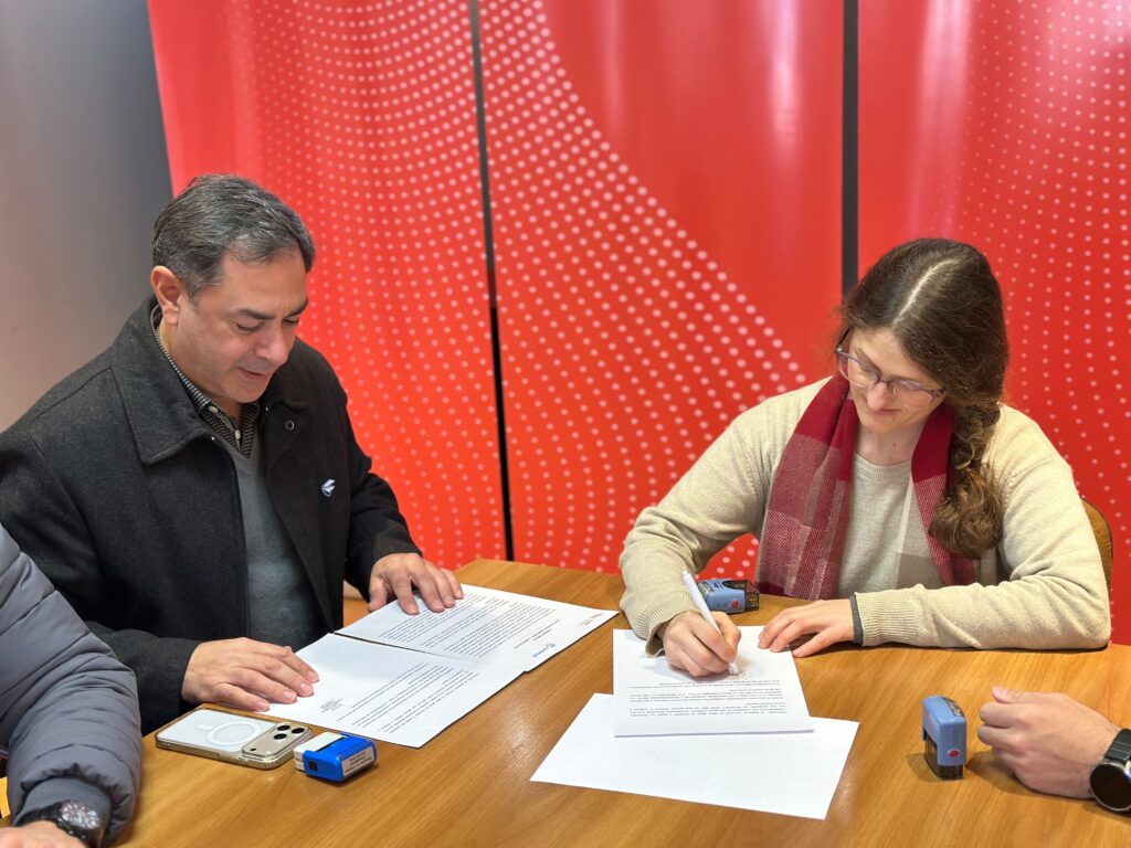 alt="Eduardo Cristina y Soledad Popelka firmando el acta acuerdo para el desarrollo técnico de proyectos para el lago Salto Grande"