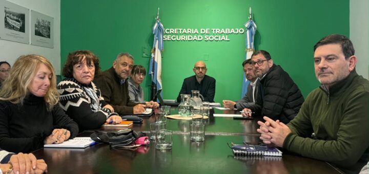 alt="Mesa de diálogo entre funcionarios gubernamentales y secretarios gremiales debatiendo la paritaria estatal en Entre Ríos"