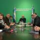 alt="Mesa de diálogo entre funcionarios gubernamentales y secretarios gremiales debatiendo la paritaria estatal en Entre Ríos"