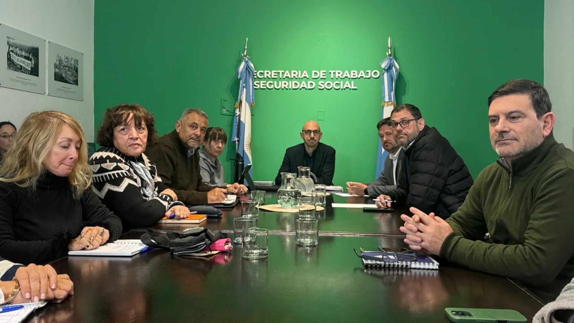 alt="Mesa de diálogo entre funcionarios gubernamentales y secretarios gremiales debatiendo la paritaria estatal en Entre Ríos"