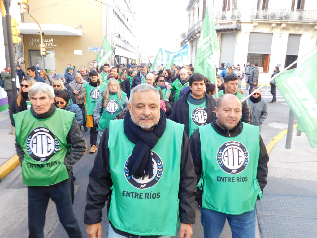 alt="Empleados de la administración pública marchando pacíficamente debido al desacuerdo en la paritaria estatal en Entre Ríos"