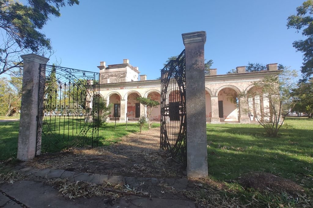 alt="Casa Histórica del General Urquiza vista desde el portón de acceso"