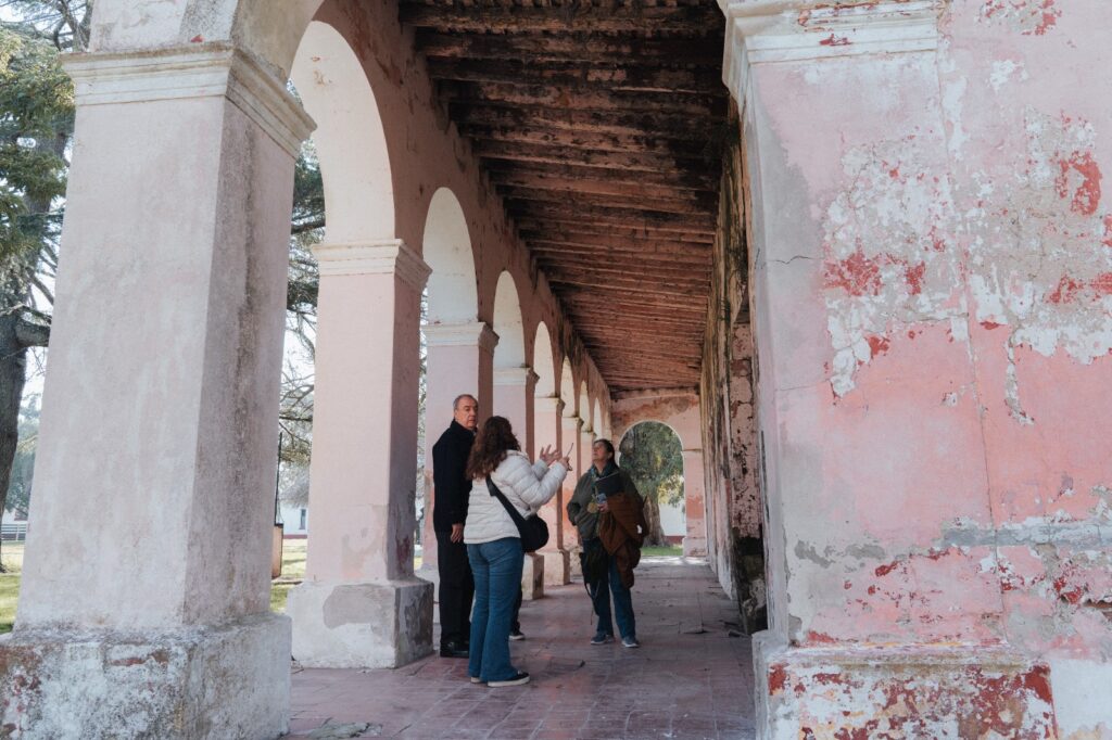 alt="Galería con arcos de la Casa Histórica del General Urquiza y funcionarios"