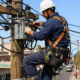 alt="Técnico electricista trabajando en postes de baja tensión para el corte programado de energía en Concordia"
