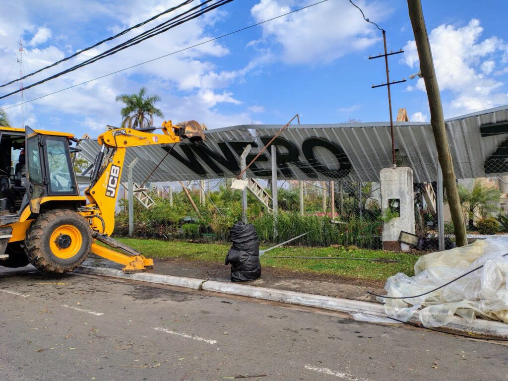 alt="una máquina vial retira parte de la infraestructura derrumbada en un vivero de Villa Zorraqúin por el temporal que azotó Concodia durante la madrugada"