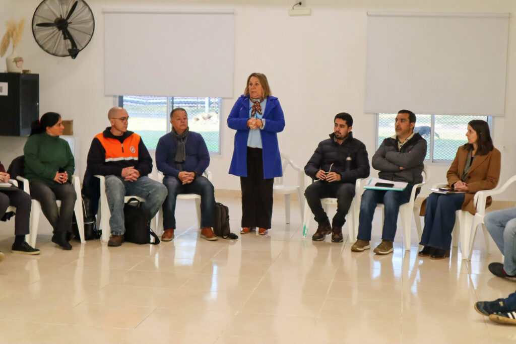 alt="Funcionarios municipales y de Defensa Civil en una reunión de coordinación hídrica en el marco de la alerta por El Niño en Entre Ríos"
