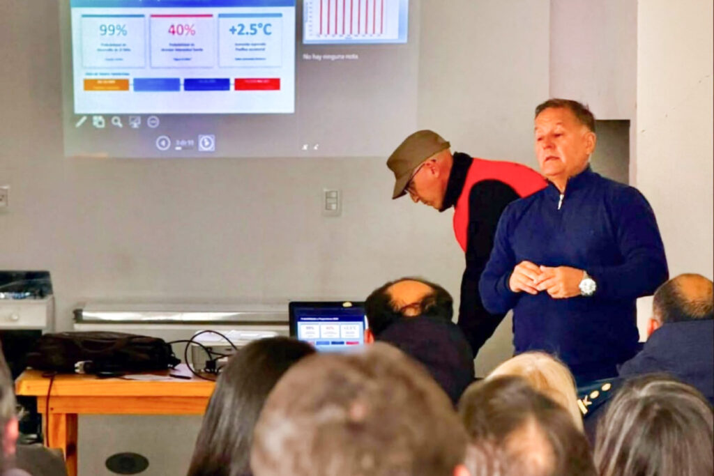 alt="Proyector que muestra datos científicos del clima en una mesa de trabajo asociada a la alerta por El Niño en Entre Ríos"