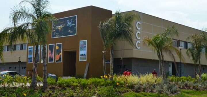 alt="Fachada del Centro de Convenciones donde se suspendió la entrega de la Distinción Hugo Solís en Concordia"