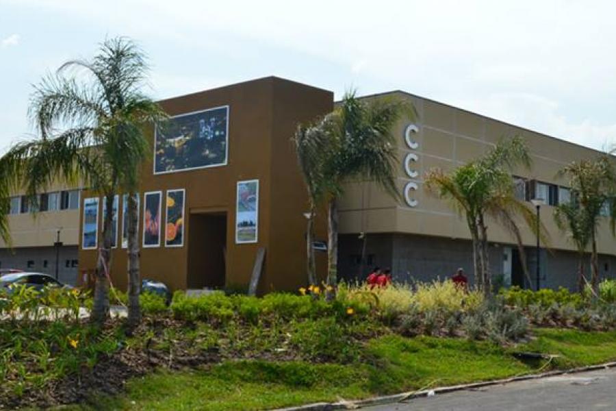 alt="Fachada del Centro de Convenciones donde se suspendió la entrega de la Distinción Hugo Solís en Concordia"