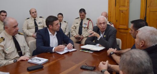 alt="o Reunión de trabajo entre gobierno y prefectura sobre evacuación de ganado en islas de Entre Ríos"